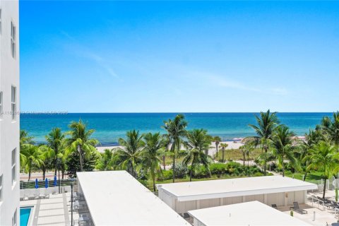 Condo in Miami Beach, Florida, 1 bedroom  № 1977305 - photo 1