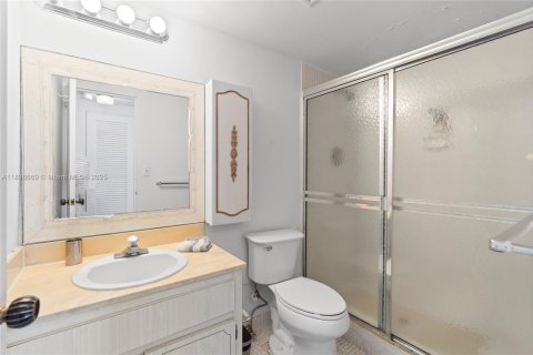 Condo in Miami Beach, Florida, 1 bedroom  № 1977305 - photo 25
