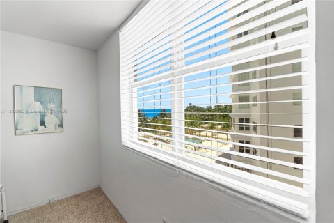 Condo in Miami Beach, Florida, 1 bedroom  № 1977305 - photo 22