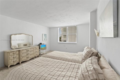 Condo in Miami Beach, Florida, 1 bedroom  № 1977305 - photo 24