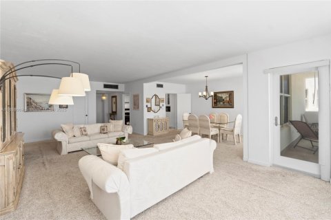 Condo in Miami Beach, Florida, 1 bedroom  № 1977305 - photo 11
