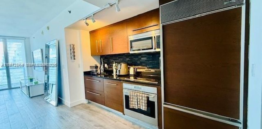Estudio en el Condominio en Miami, Florida  № 2032848