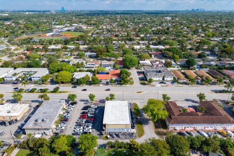 Commercial property in Hollywood, Florida № 2174229 - photo 18