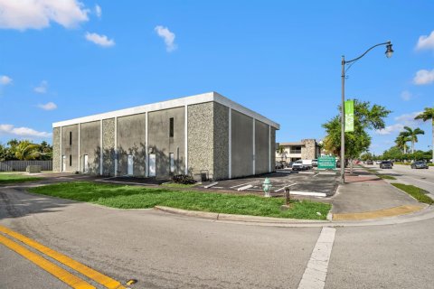 Commercial property in Hollywood, Florida № 2174229 - photo 2