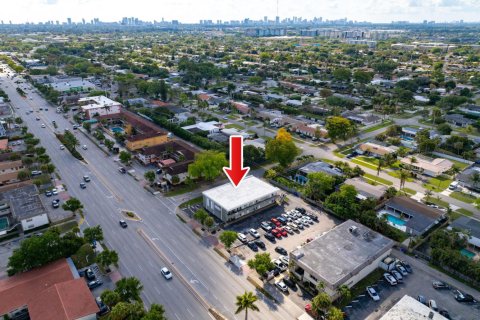 Commercial property in Hollywood, Florida № 2174229 - photo 12