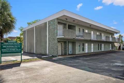 Commercial property in Hollywood, Florida № 2174229
