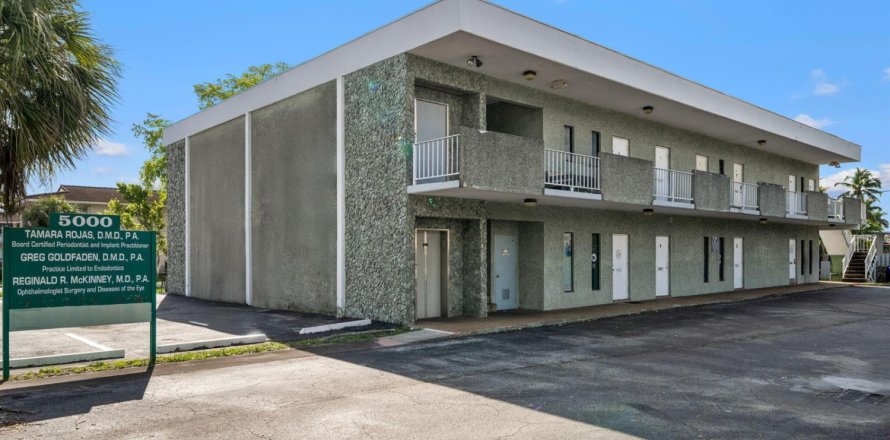 Commercial property in Hollywood, Florida № 2174229