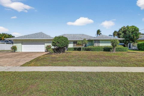 House in Palm Beach Gardens, Florida 4 bedrooms, 215.81 sq.m. № 2171831 - photo 14