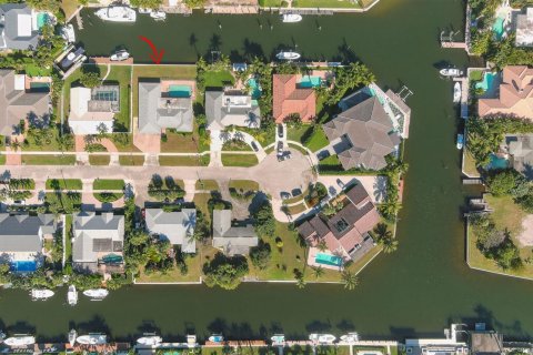 House in Palm Beach Gardens, Florida 4 bedrooms, 215.81 sq.m. № 2171831 - photo 8