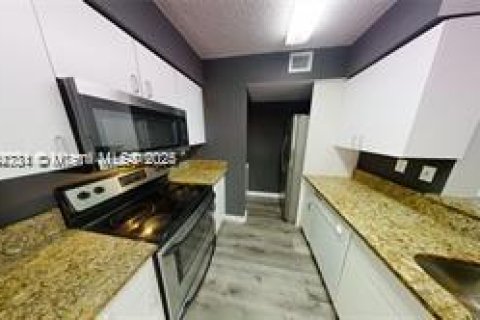 Снять в аренду квартиру в Майами, Флорида 2 спальни, 81.48м2, № 1947185 - фото 5