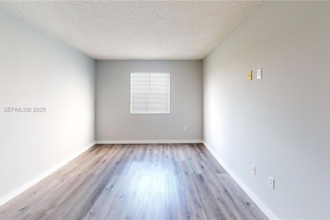 Снять в аренду квартиру в Майами, Флорида 2 спальни, 81.48м2, № 1947185 - фото 16