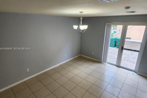 Townhouse in Miami, Florida 4 bedrooms, 214.79 sq.m. № 2033264 - photo 2