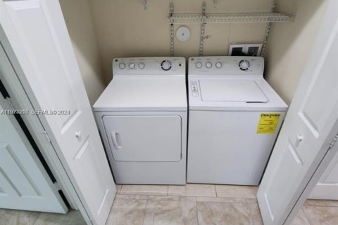 Townhouse in Miami, Florida 4 bedrooms, 214.79 sq.m. № 2033264 - photo 11