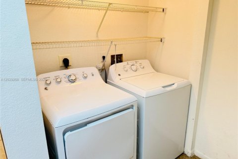 Снять в аренду кондоминиум в Корал-Спрингс, Флорида 2 спальни, 91.6м2, № 2077692 - фото 6
