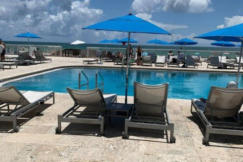 Condo in Sunny Isles Beach, Florida  № 2035313 - photo 11