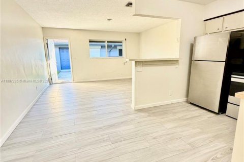 Снять в аренду квартиру в Холливуд, Флорида 1 спальня, 58.53м2, № 1948774 - фото 9