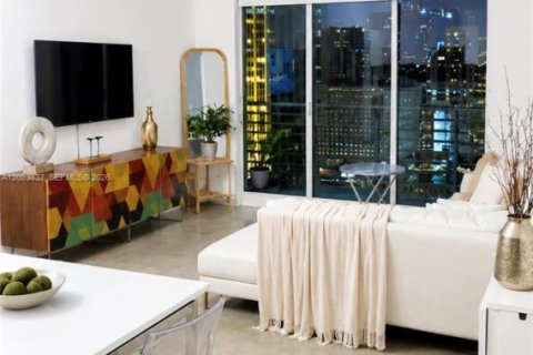 Condo in Miami, Florida, 1 bedroom  № 2252447 - photo 3