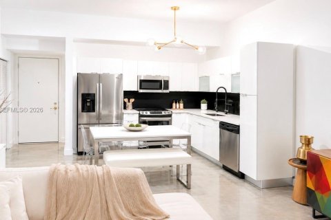 Condo in Miami, Florida, 1 bedroom  № 2252447 - photo 2