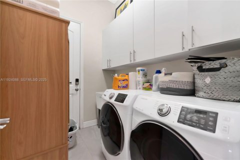 Casa en venta en Miami, Florida, 3 dormitorios, 183.95 m2 № 1982467 - foto 20