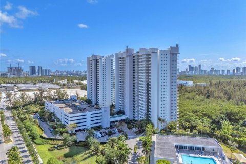 Купить кондоминиум в Норт-Майами, Флорида 2 спальни, 148.92м2, № 1941575 - фото 11