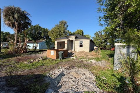 Casa en venta en Fort Myers, Florida, 3 dormitorios № 2001686 - foto 9