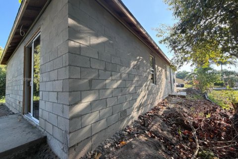 Casa en venta en Fort Myers, Florida, 3 dormitorios № 2001686 - foto 24