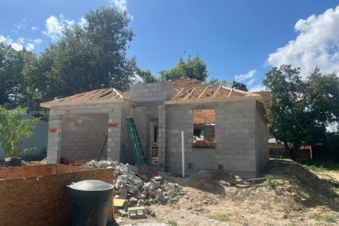 Casa en venta en Fort Myers, Florida, 3 dormitorios № 2001686 - foto 3