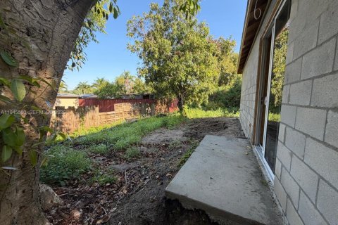 Casa en venta en Fort Myers, Florida, 3 dormitorios № 2001686 - foto 25