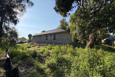 Casa en venta en Fort Myers, Florida, 3 dormitorios № 2001686 - foto 23