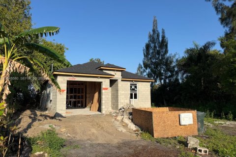 Casa en venta en Fort Myers, Florida, 3 dormitorios № 2001686 - foto 10