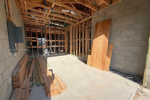 Casa en venta en Fort Myers, Florida, 3 dormitorios № 2001686 - foto 13