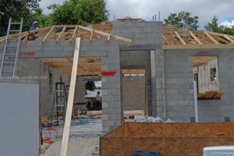 Casa en venta en Fort Myers, Florida, 3 dormitorios № 2001686 - foto 5