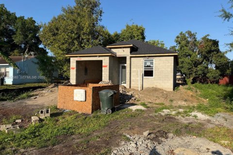 Casa en venta en Fort Myers, Florida, 3 dormitorios № 2001686 - foto 8