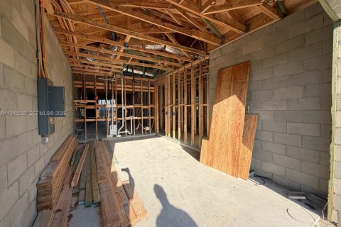 Casa en venta en Fort Myers, Florida, 3 dormitorios № 2001686 - foto 16