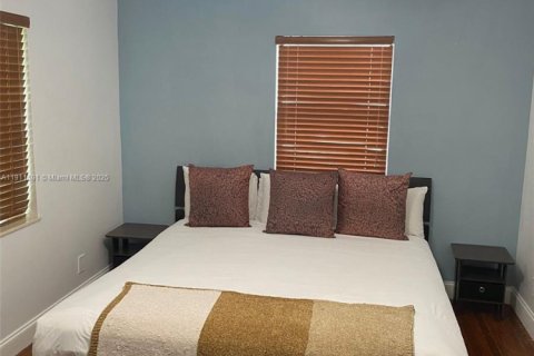 House in Hollywood, Florida 2 bedrooms, 100.33 sq.m. № 2013496 - photo 11