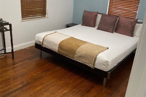 House in Hollywood, Florida 2 bedrooms, 100.33 sq.m. № 2013496 - photo 12