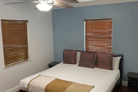 House in Hollywood, Florida 2 bedrooms, 100.33 sq.m. № 2013496 - photo 13