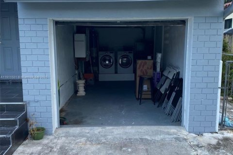 House in Hollywood, Florida 2 bedrooms, 100.33 sq.m. № 2013496 - photo 18