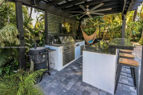 House in Hollywood, Florida 2 bedrooms, 100.33 sq.m. № 2013496 - photo 8