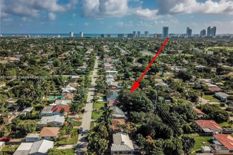 House in Hollywood, Florida 2 bedrooms, 100.33 sq.m. № 2013496 - photo 20