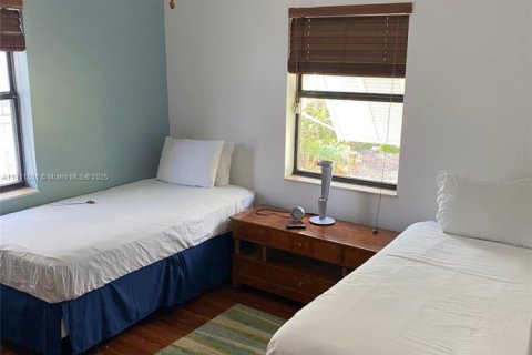 House in Hollywood, Florida 2 bedrooms, 100.33 sq.m. № 2013496 - photo 15