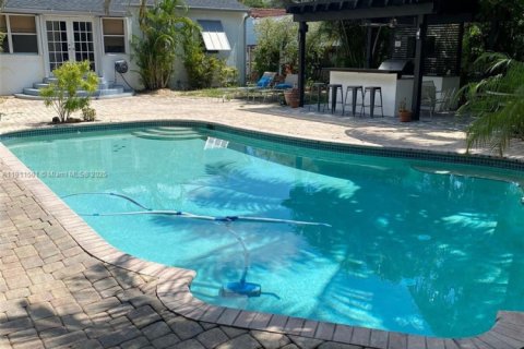 House in Hollywood, Florida 2 bedrooms, 100.33 sq.m. № 2013496 - photo 6