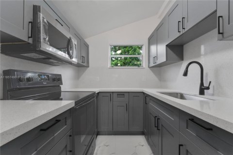 Propiedad comercial en venta en Homestead, Florida, 201.78 m2 № 1890933 - foto 9