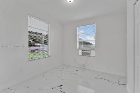 Propiedad comercial en venta en Homestead, Florida, 201.78 m2 № 1890933 - foto 12