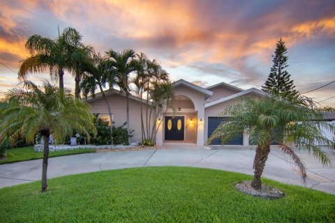 Casa en alquiler en Saint Pete Beach, Florida, 4 dormitorios, 290.51 m2 № 1793902 - foto 1