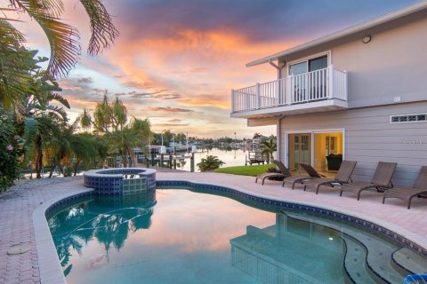 Casa en alquiler en Saint Pete Beach, Florida, 4 dormitorios, 290.51 m2 № 1793902 - foto 2