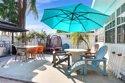 House in Pembroke Pines, Florida 4 bedrooms, 137.68 sq.m. № 1987654 - photo 18