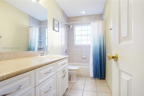 House in Pembroke Pines, Florida 4 bedrooms, 137.68 sq.m. № 1987654 - photo 29