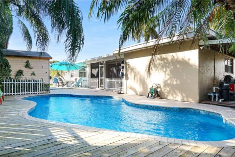 House in Pembroke Pines, Florida 4 bedrooms, 137.68 sq.m. № 1987654 - photo 14