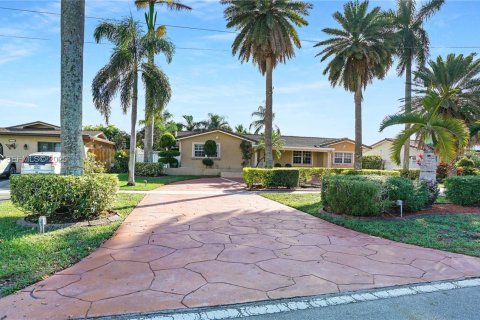 House in Pembroke Pines, Florida 4 bedrooms, 137.68 sq.m. № 1987654 - photo 6